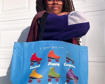 Könnte beinhalten: Eine hellblaue Tragetasche mit dem Text "I skate when I'm" und Illustrationen von Rollschuhen in verschiedenen Farben. Die Tasche zeigt die Wörter "Excited", "Happy", "Confident", "Nervous", "Upset" und "Energized".