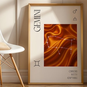 Peut inclure: Une affiche encadrée du signe astrologique des Gémeaux. L'impression présente le mot "Gemini", un contour de constellation et les mots "Curieux, Spirituel, Adaptable". Le fond est un tissu fluide orange-brun.