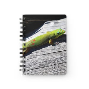 Cuaderno de espiral con diseño de gecko verde sobre madera / Cuaderno de naturaleza con lagartos