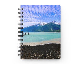 Spiralgebundenes Notizbuch „Alaska-Küstenberge“ | Malerischer Strand, türkisfarbenes Wasser, schneebedeckte Gipfel