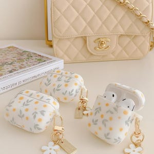 Floral Ohrhörer Muschel mit Anhänger | Kabelloses Aufladen Hülle | Blumen Design | Langlebig, kratzfest