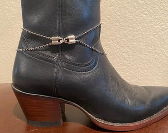 Cadena para botas con brillo: accesorio con estilo plateado