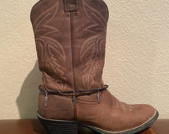 Cadena de cuero con plumas para botas