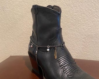 Cadena de perlas y plumas