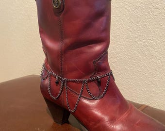 La perla negra y los acentos de cadenas de plata oscura