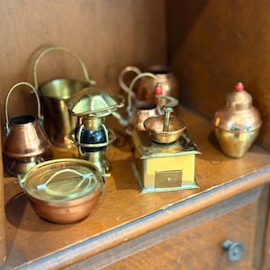 Vintage miniatuur keukengerei set van koper en messing | 8-delige set met kleine potjes, waterkokers en een koffiemolen | Keukendecoratie voor poppenhuis