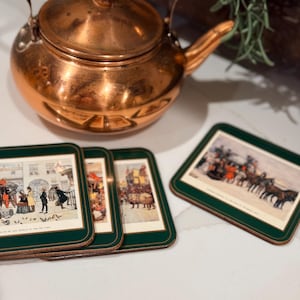 Set Di 4 Sottobicchieri Con Cavalli E Scritta 'Horse Racing', 9,5x9,5 Cm, Finitura Lucida, Retro In Sughero, Made In UK