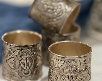 Set di 4 anelli portatovaglioli vintage placcati in argento – Motivo testa di leone, decorazione a volute elaborate