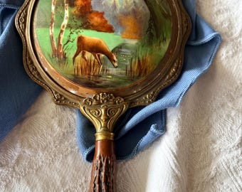 Encantador espejo de mano antiguo con escena boscosa pintada / Marco de latón ornamentado / Decoración de tocador vintage única