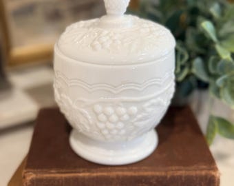 Vintage weiße Milchglasüberzug Süßigkeitsschale, Traubenmuster-Sockel Trinketbox, Cottage Bauernhausdekor, Überdachtes Kompott