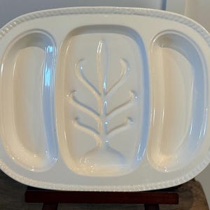 Puede incluir: Un letrero de madera rústica con la frase "Welcome to our home" en letras blancas. El letrero presenta un acabado envejecido y un diseño sencillo y acogedor, perfecto para un porche o entrada.