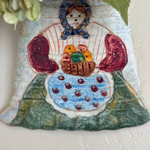 Puede incluir: Una taza de cerámica blanca con un asa negra y el texto "But First, Coffee" en negro, en negrita. La taza está sobre una superficie blanca.