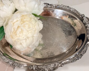 Bandeja ovalada de plata chapada estilo barroco vintage de Wallace: elegante borde ornamentado, pieza clásica para agasajar.