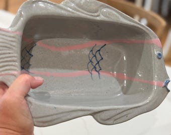 Gesigneerde studio aardewerk visschotel, handgemaakte ambachtelijke keramische catchall, grillig kustdecor, unieke steengoedkunst