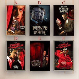 Puede incluir: Seis carteles de películas enmarcados con el título "Interview with the Vampire" y temas relacionados. Los carteles muestran a varios actores y actrices, con esquemas de color oscuros y dramáticos y texto en inglés y francés.