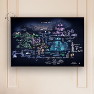 Puede incluir: Un mapa enmarcado de Hallownest, un reino ficticio. El mapa está detallado con varias ubicaciones en tonos de azul, verde y morado sobre un fondo oscuro. El texto "MAP OF HALLOWNNEST" está en la parte superior. El logo de Hollow Knight está en la parte inferior.