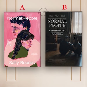 Op de afbeelding: Twee ingelijste posters. De eerste heeft een roze achtergrond met de titel "Normal People" en de naam van de auteur, Sally Rooney. De tweede is zwart met de titel "Normal People" en de namen Daisy Edgar-Jones en Paul Mescal.