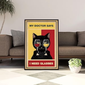 Puede incluir: Un cuadro rectangular de pared que muestra un gato negro sosteniendo dos copas de vino, una con vino tinto y otra con vino blanco, frente a sus ojos. El fondo está dividido en amarillo y rojo, con el texto MY DOCTOR SAYS I NEED GLASSES.