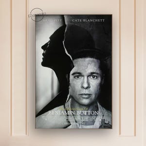 Könnte beinhalten: Schwarz-Weiß-Filmplakat für "Der seltsame Fall des Benjamin Button" mit Brad Pitt und Cate Blanchett. Das Poster zeigt Pitt und eine Silhouette von Blanchett. Der Filmtitel und "Christmas Day" sind zu sehen.