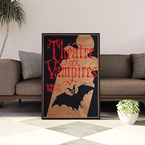 Puede incluir: Un póster rectangular enmarcado con fondo negro y una silueta de color tostado. El texto rojo dice Théâtre des Vampires, la mort en cinq actes y 9h du soir. Una ilustración de un murciélago negro está centrada en la parte inferior.
