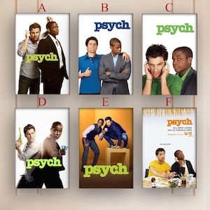 Op de afbeelding: Een verzameling van zes posters met de televisieshow "Psych". Elke poster toont verschillende castleden in verschillende poses. De titel van de show, "Psych", staat prominent in verschillende kleuren en stijlen op elke poster. De posters zijn ingelijst en aan een muur bevestigd.