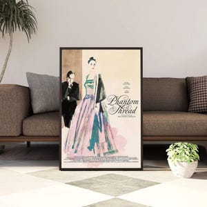 Può includere: Una locandina cinematografica rettangolare di Phantom Thread con un'illustrazione ad acquerello di una persona con un lungo abito fluido rosa e verde acqua accanto a una figura in abito nero. Il testo Phantom Thread è stampato in corsivo.