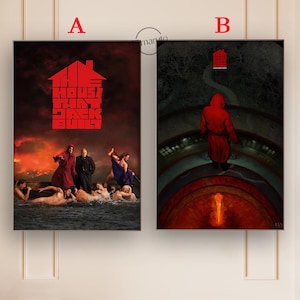 Puede incluir: Dos impresiones artísticas enmarcadas. La impresión de la izquierda presenta el texto "THE HOUSE THAT JACK BUILT" en rojo, con figuras en una escena ardiente. La impresión de la derecha muestra una figura con abrigo rojo caminando hacia una casa roja.