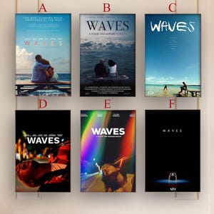 以下が含まれることがあります： 「WAVES」というタイトルの映画ポスターが6枚。ポスターには、人物、海のシーン、抽象的なグラデーションなど、さまざまなデザインが施されています。ポスターは白い壁に飾られています。