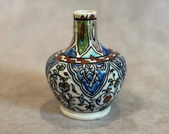 Stary, ręcznie malowany turecki wazon ceramiczny, niebieski wazon z pąkami kwiatowymi, wystrój boho
