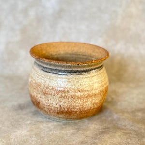 Rustikaler Handgemachter Steingut Topf | Gesprenkeltes Keramikgefäß | Handgemachte Boho Keramik | Wohnkultur in Erdtönen