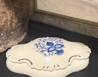 Ceramiczne pudełko na drobiazgi w stylu vintage z niebieskim wzorem kwiatowym i falistymi brzegami