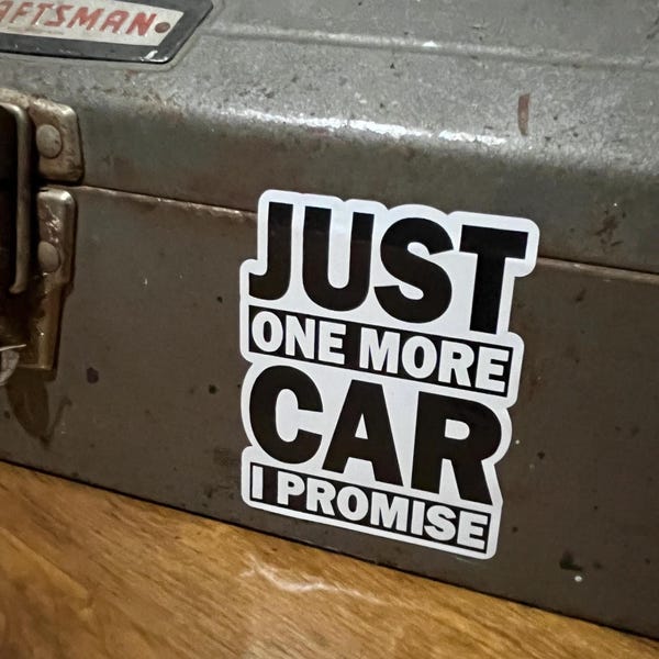 Solo un coche más, lo prometo. Calcomanía divertida para coche.
