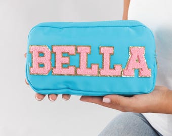 Personalizowana kosmetyczka nylonowa z naszywką z napisem z szenili, personalizowana kosmetyczka, organizer na kosmetyki podróżne, prezent dla druhny