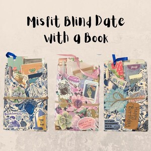 Może przedstawiać: Trzy dekoracyjne opakowania prezentowe z napisem "Misfit Blind Date with a Book". Każde opakowanie jest ozdobione naklejkami, wstążkami i sznurkiem. Opakowania mają kwiatowe i wzorzyste wzory z tekstem "Booklovers", "Time to Read" i "Happy Birthday".