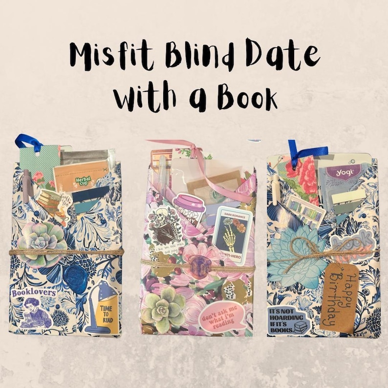 Może przedstawiać: Trzy dekoracyjne opakowania prezentowe z napisem "Misfit Blind Date with a Book". Każde opakowanie jest ozdobione naklejkami, wstążkami i sznurkiem. Opakowania mają kwiatowe i wzorzyste wzory z tekstem "Booklovers", "Time to Read" i "Happy Birthday".