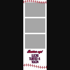 Może przedstawiać: Pasek do fotobudki o tematyce baseballowej z trzema szarymi polami na zdjęcia. Tekst "Batter up!" i "LUCAS TURNED 4 1.26.24" jest w kolorze czerwonym i niebieskim. Czerwone szwy baseballowe obramowują górę i dół.