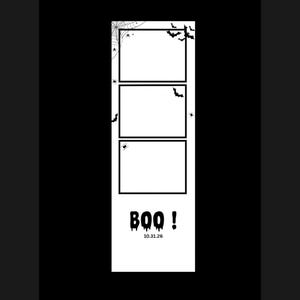 Może przedstawiać: Czarno-biały rekwizyt do fotobudki na Halloween z trzema prostokątnymi ramkami na zdjęcia. Projekt zawiera pajęczyny, nietoperze i słowo "BOO!" z datą 10.31.26.