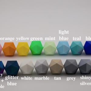 Puede incluir: Una colecci&oacute;n de cuentas geom&eacute;tricas de colores, incluyendo rojo, rosa, naranja, amarillo, verde, azul y morado. La imagen tambi&eacute;n incluye cuentas con acabados brillantes y de m&aacute;rmol. Etiquetas de texto identifican cada color.