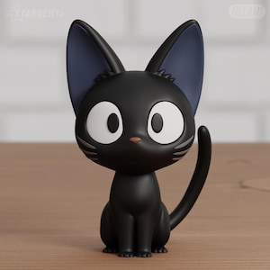 Puede incluir: Una figura de gato negro con ojos blancos grandes, orejas de color azul oscuro por dentro y tres bigotes grises en cada mejilla. El gato tiene una nariz pequeña de color marrón y una cola larga y curva. El texto STARDEMY y GLEAM es visible.