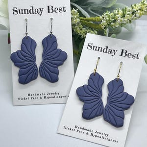 Pendientes florales de arcilla polimérica, colgantes ligeros de pétalos de flores, pendientes llamativos hechos a mano, joyería floral con brillo y acabado mate, botánica