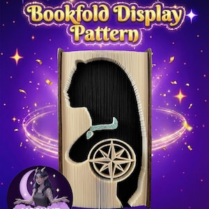 Könnte beinhalten: Ein Buchfalt-Display-Muster mit einer Silhouette eines Frauengesichts, einer Windrose und einem dekorativen Element. Der Text "Bookfold Display Pattern" ist in Gold. Der Hintergrund ist lila mit Sternen und Konfetti.