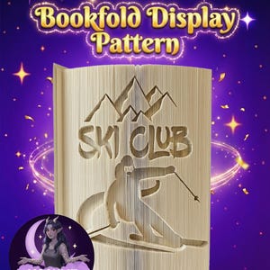 Könnte beinhalten: Ein Buchfalt-Display-Muster mit dem Text "Bookfold Display Pattern" in goldfarbenen Buchstaben. Das Buch ist mit einer Bergkette, den Worten "SKI CLUB" und einem Skifahrer geschnitzt. Der Hintergrund ist lila mit Sternen und einem Mond.