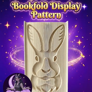 Könnte beinhalten: Ein Buchfalt-Display-Muster mit einem Kaninchen-Design. Der Text "Bookfold Display Pattern" ist in Gold gehalten. Der Hintergrund ist lila mit goldenen Sternen und Konfetti.