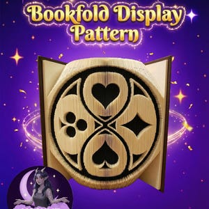 Könnte beinhalten: Ein Buchfaltmuster mit einem Spielkarten-Design. Das Design zeigt Herzen, Pik, Kreuz und Karo. Der Text "Bookfold Display Pattern" steht oben. Der Hintergrund ist lila mit Sternen und Glitzer.