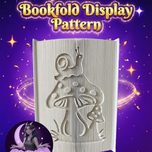 Op de afbeelding: Een boekvouw display patroon met een slak en paddenstoel ontwerp. De tekst "Bookfold Display Pattern" is in goud. De achtergrond is paars met sterren en een halve maan met een vrouw.