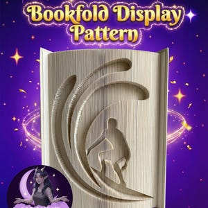 Op de afbeelding: Een boekvouw display patroon met een surfer ontwerp uitgesneden in de pagina's. De tekst "Bookfold Display Pattern" is in goud. De achtergrond is een paarse en blauwe gradiënt met sterren en een logo.