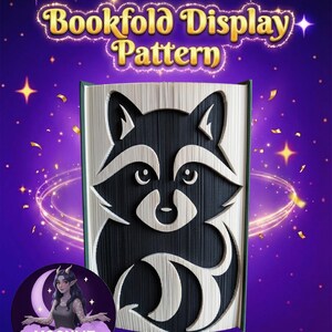 Op de afbeelding: Een boekvouw display patroon met een wasbeer ontwerp. De wasbeer is uitgesneden in de pagina's van een boek, met een zwart-wit kleurenschema. De tekst "Bookfold Display Pattern" staat bovenaan de afbeelding.