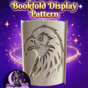 以下が含まれることがあります： ワシのデザインが施されたブックフォールドディスプレイパターン。「Bookfold Display Pattern」の文字は金色です。背景は紫で、星と紙吹雪が散りばめられています。