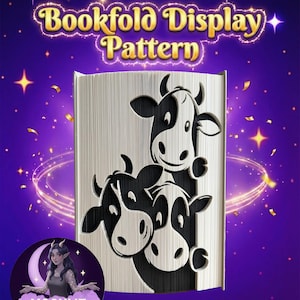 Puede incluir: Un patrón de exhibición de pliegues de libro de color plateado con un diseño de vaca. El diseño incluye tres caras de vaca en blanco y negro. El texto "Bookfold Display Pattern" se muestra en letras doradas sobre el diseño de la vaca. El fondo es morado con estrellas doradas.
