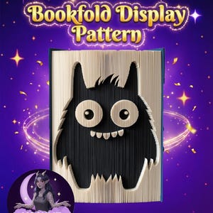 Puede incluir: Un patrón de visualización de plegado de libro con un diseño de monstruo negro. El texto "Bookfold Display Pattern" se muestra en la parte superior. La imagen tiene un fondo púrpura con estrellas y el logotipo de Moonlit Munchkin Creations.
